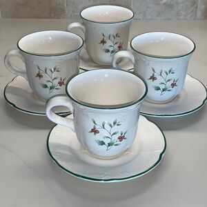Pfaltzgraff Winterberry Cup and Saucer Set of 4 Mug Coffee Tea Hot Cocoa Xmas